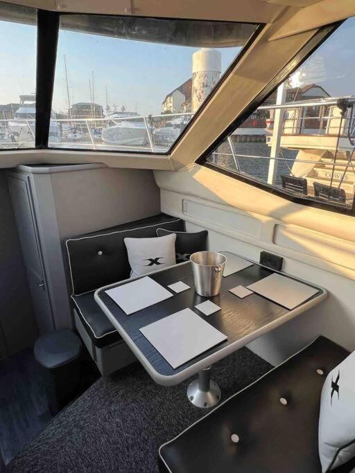 Yacht "X" - 44 Foot Modern Yacht On 5 Star Ocean Village Marina - Minutes Away From City Centre And Cruise Terminals, Free Parking ,Spa Package Available! Southampton Exterior photo