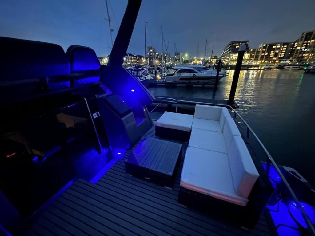 Yacht "X" - 44 Foot Modern Yacht On 5 Star Ocean Village Marina - Minutes Away From City Centre And Cruise Terminals, Free Parking ,Spa Package Available! Southampton Exterior photo
