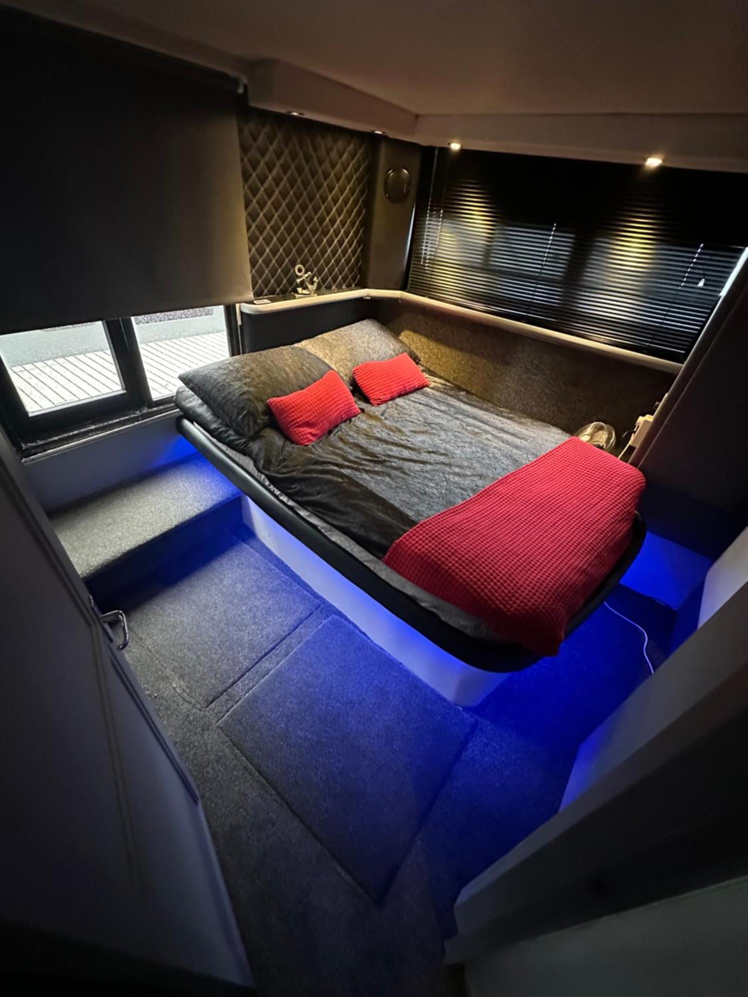 Yacht "X" - 44 Foot Modern Yacht On 5 Star Ocean Village Marina - Minutes Away From City Centre And Cruise Terminals, Free Parking ,Spa Package Available! Southampton Exterior photo