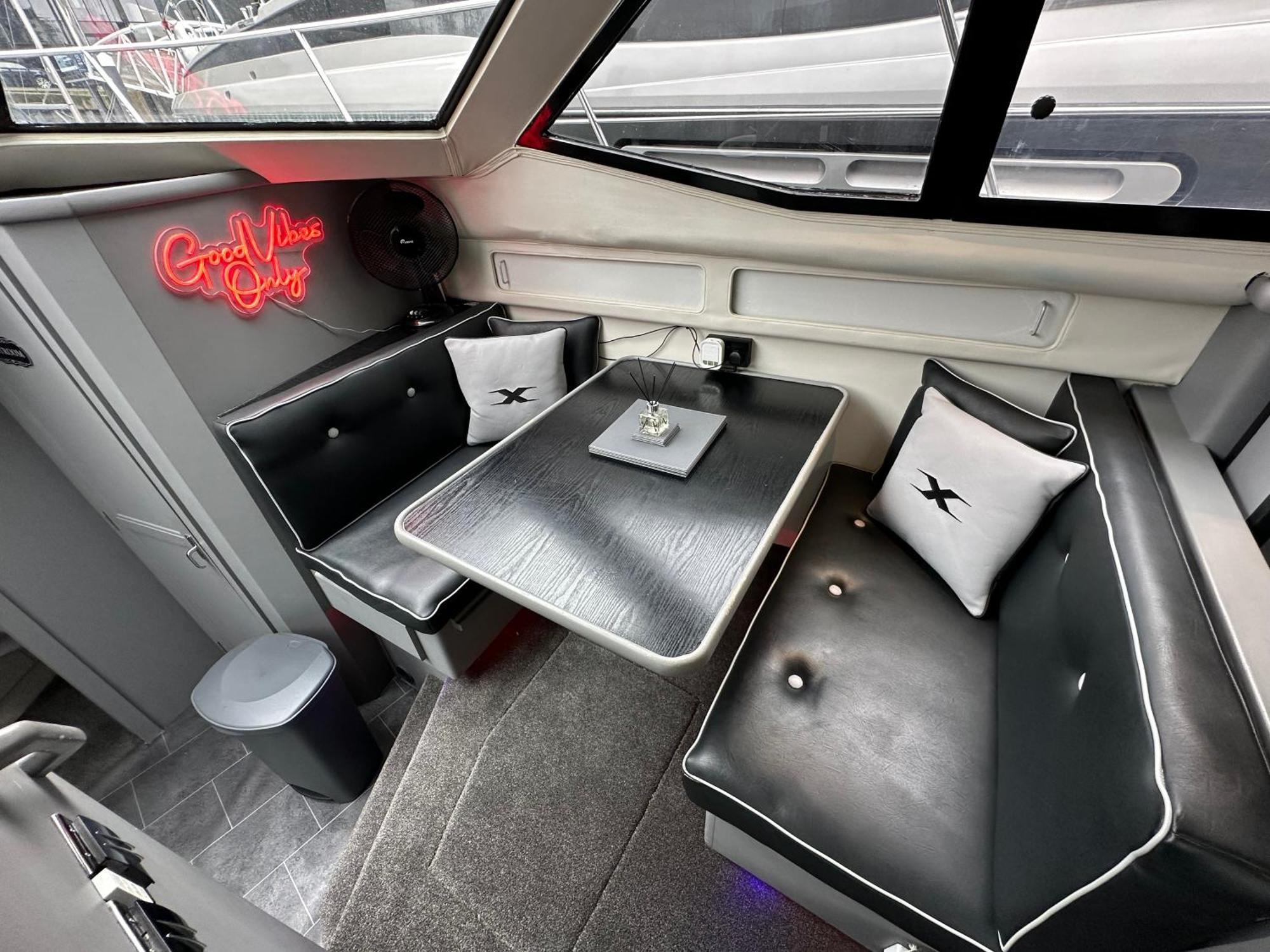 Yacht "X" - 44 Foot Modern Yacht On 5 Star Ocean Village Marina - Minutes Away From City Centre And Cruise Terminals, Free Parking ,Spa Package Available! Southampton Exterior photo