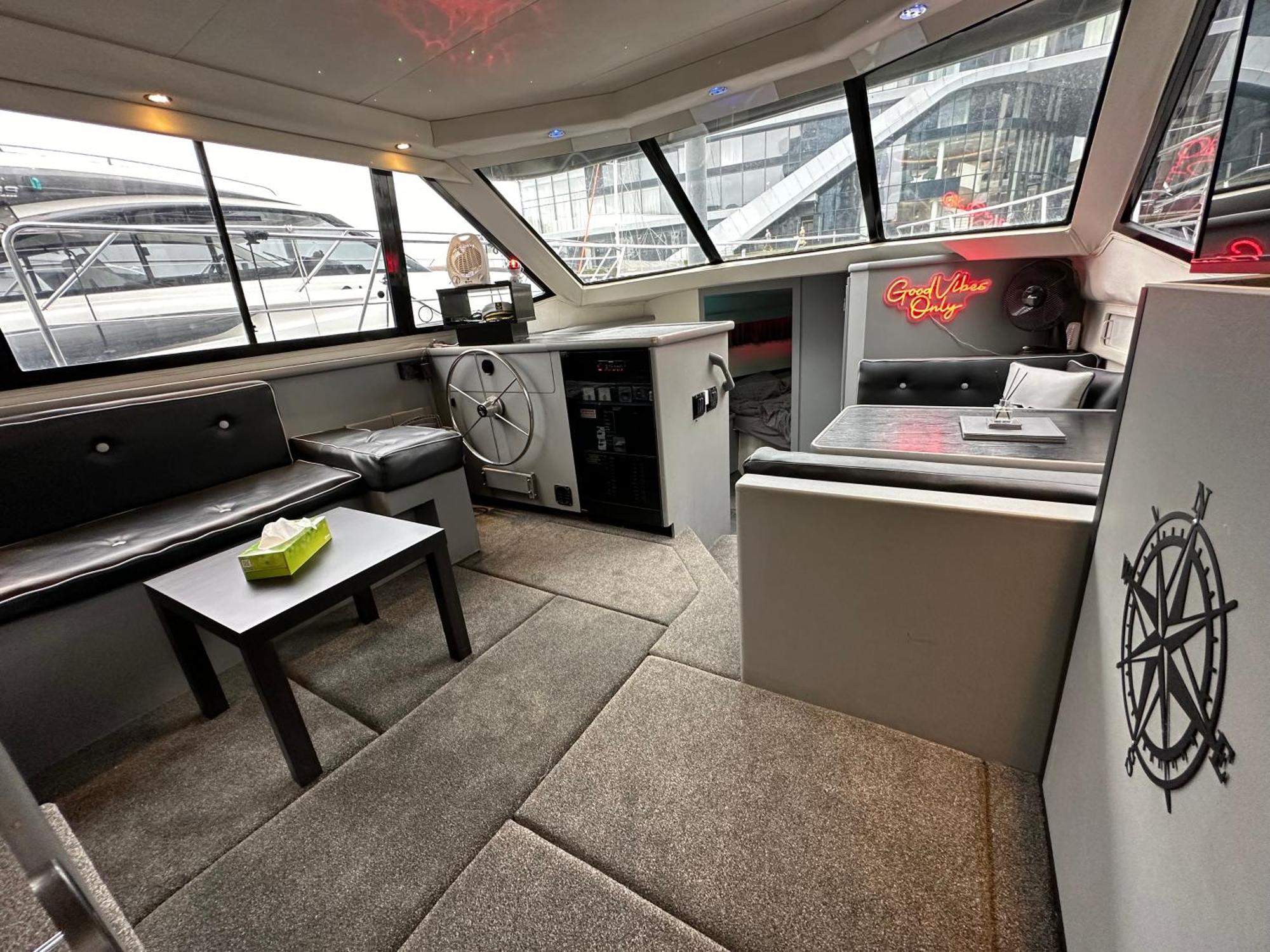 Yacht "X" - 44 Foot Modern Yacht On 5 Star Ocean Village Marina - Minutes Away From City Centre And Cruise Terminals, Free Parking ,Spa Package Available! Southampton Exterior photo