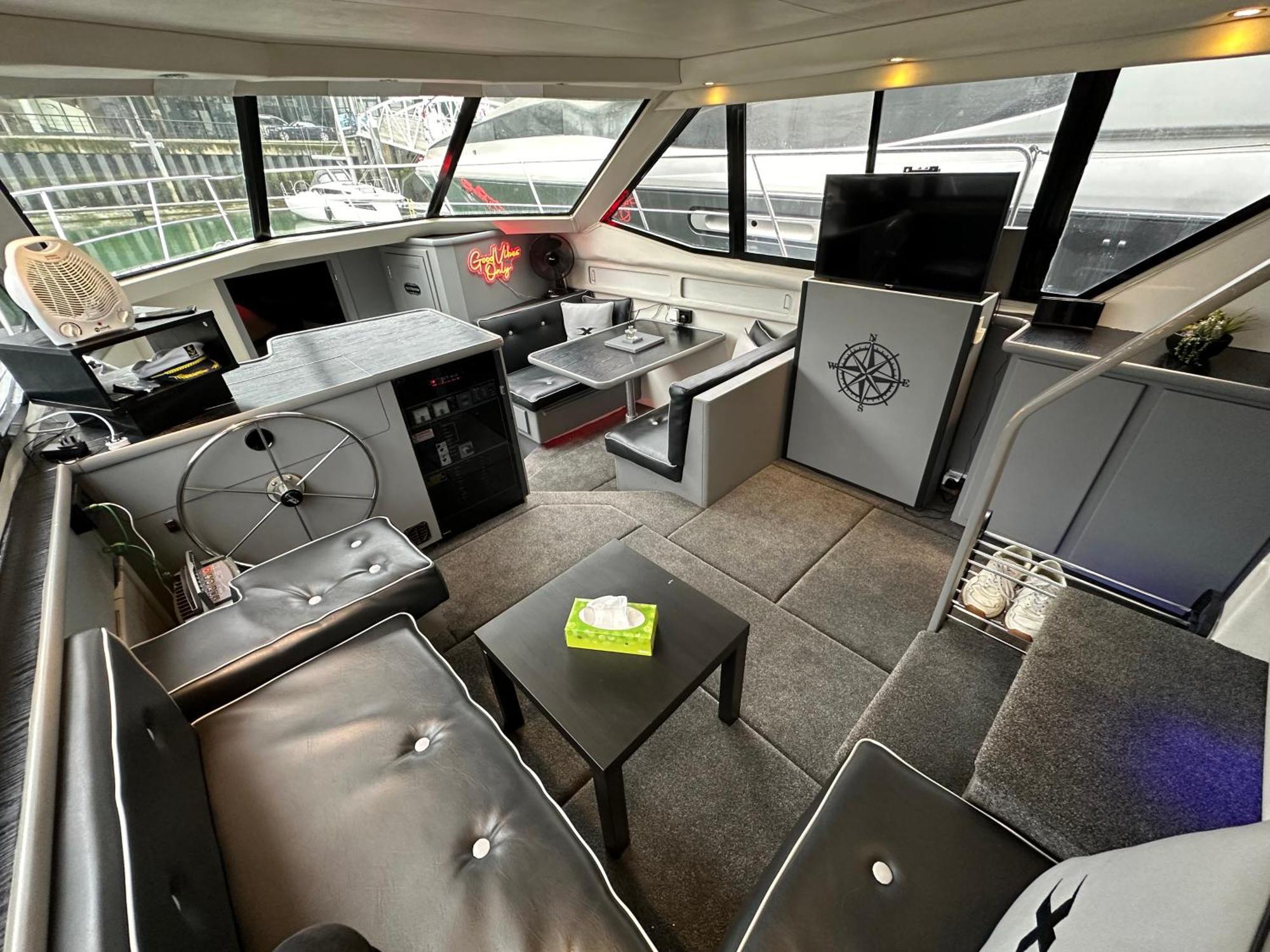 Yacht "X" - 44 Foot Modern Yacht On 5 Star Ocean Village Marina - Minutes Away From City Centre And Cruise Terminals, Free Parking ,Spa Package Available! Southampton Exterior photo
