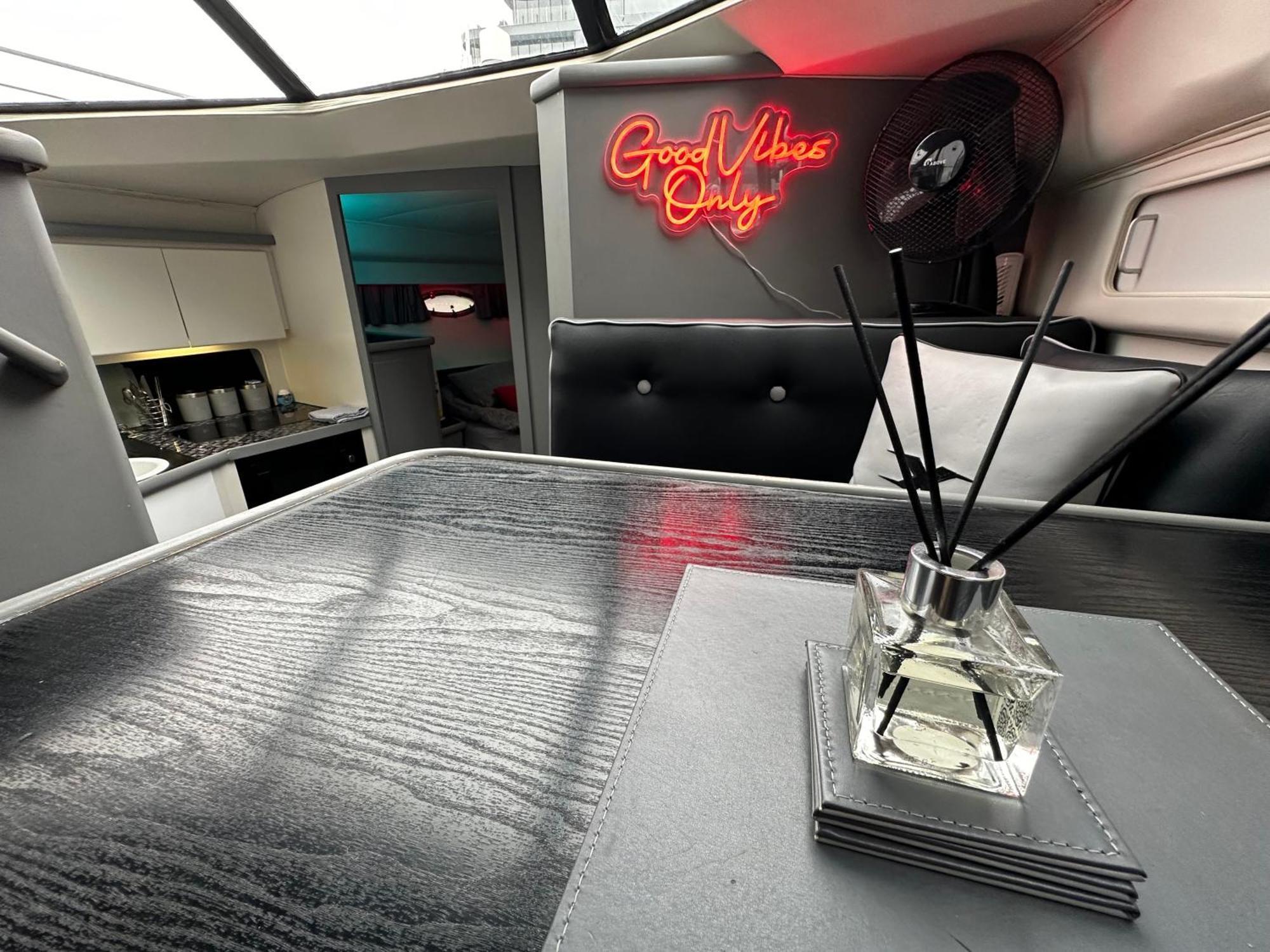 Yacht "X" - 44 Foot Modern Yacht On 5 Star Ocean Village Marina - Minutes Away From City Centre And Cruise Terminals, Free Parking ,Spa Package Available! Southampton Exterior photo