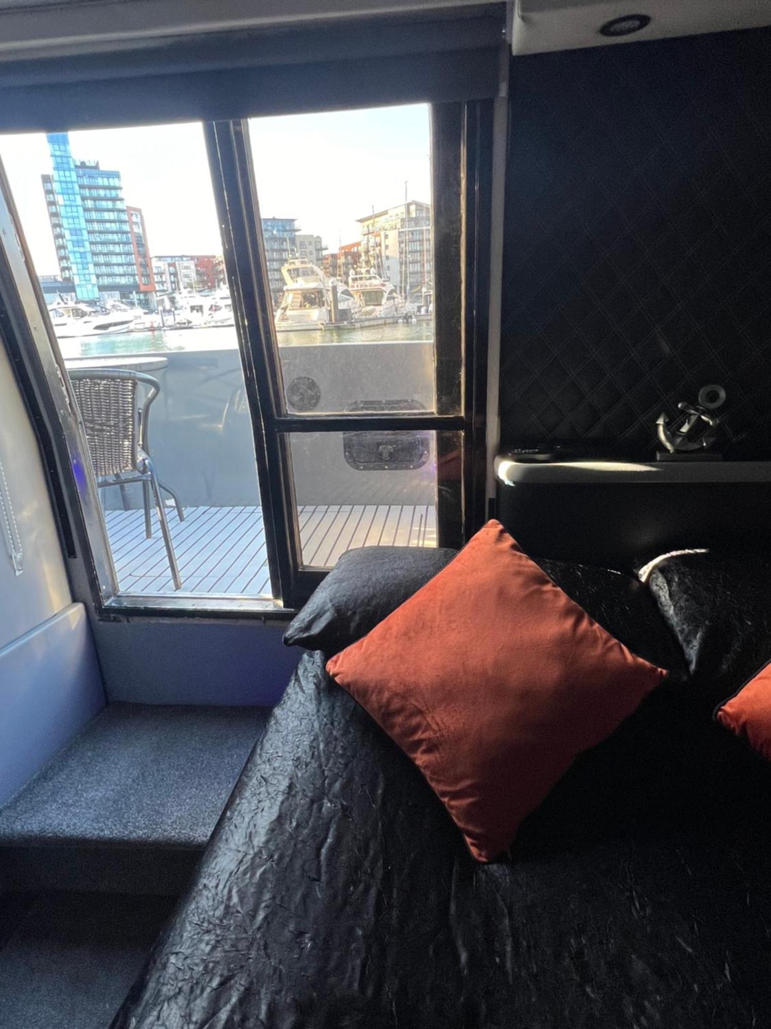 Yacht "X" - 44 Foot Modern Yacht On 5 Star Ocean Village Marina - Minutes Away From City Centre And Cruise Terminals, Free Parking ,Spa Package Available! Southampton Exterior photo