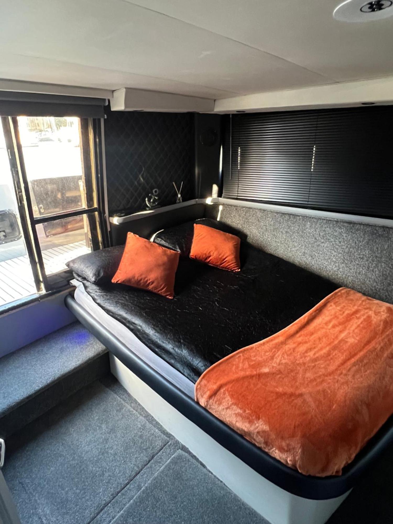 Yacht "X" - 44 Foot Modern Yacht On 5 Star Ocean Village Marina - Minutes Away From City Centre And Cruise Terminals, Free Parking ,Spa Package Available! Southampton Exterior photo